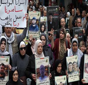 أهالي الأسرى وفعاليات نابلس يشاركون في الفعالية المركزية بيوم الأسير الفلسطيني